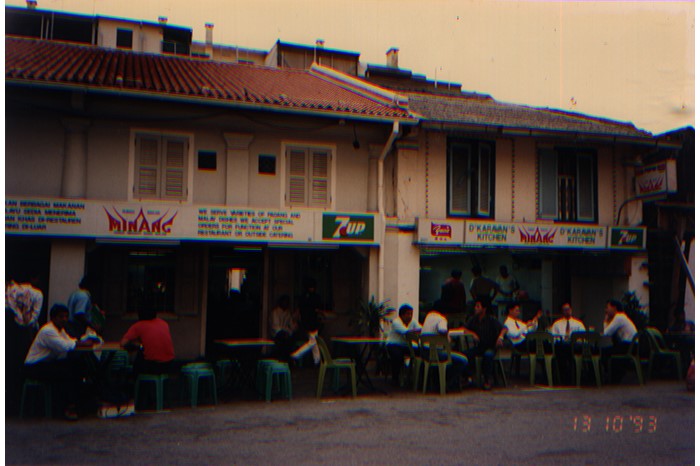 Gambar ini menunjukkan lokasi Rumah Makan Minang sebelumnya, yang menduduki tiga unit rumah kedai di Bussorah Street pada bulan Oktober 1993.